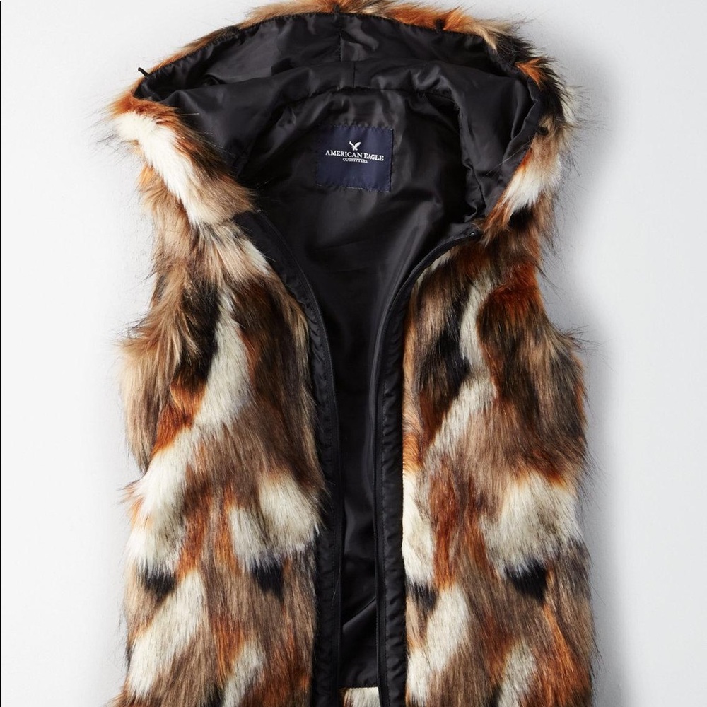 AMERICAN EAGLE FAUX FUR VEST